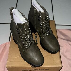 NWT Seven7 Flatiron Olive Lace up boots Size 6